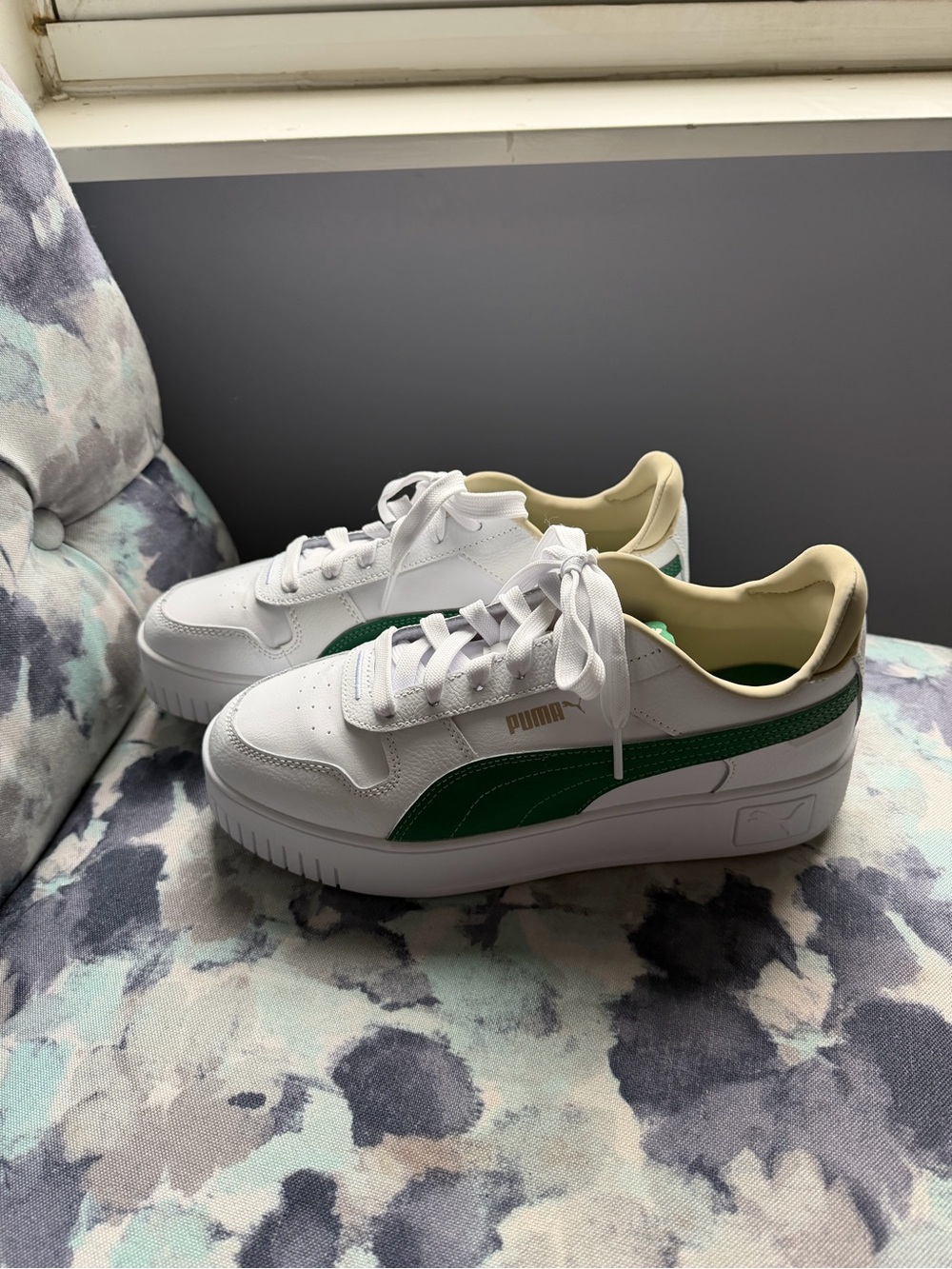 Puma White Sneakers with Green Side Stripe and Cream Collar